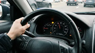 Kierunkowskaz to zamiar, nie prawo do pasa: najczęstszy błąd przy wyprzedzaniu — miniatura artykułu LDKM.pl