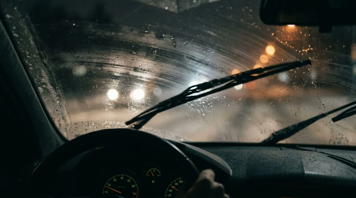 Stan wycieraczek i szyby czołowej a ocena odległości w złej pogodzie — ilustracja do artykułu LDKM.pl o bezpiecznym wyprzedzaniu