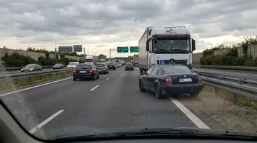 Wyprzedzanie z prawej strony: Mity, fakty i legalność w Polsce — miniatura artykułu LDKM.pl