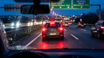 Dlaczego zwalnianie po wyprzedzaniu to najczęstszy błąd kierowców? — miniatura artykułu LDKM.pl