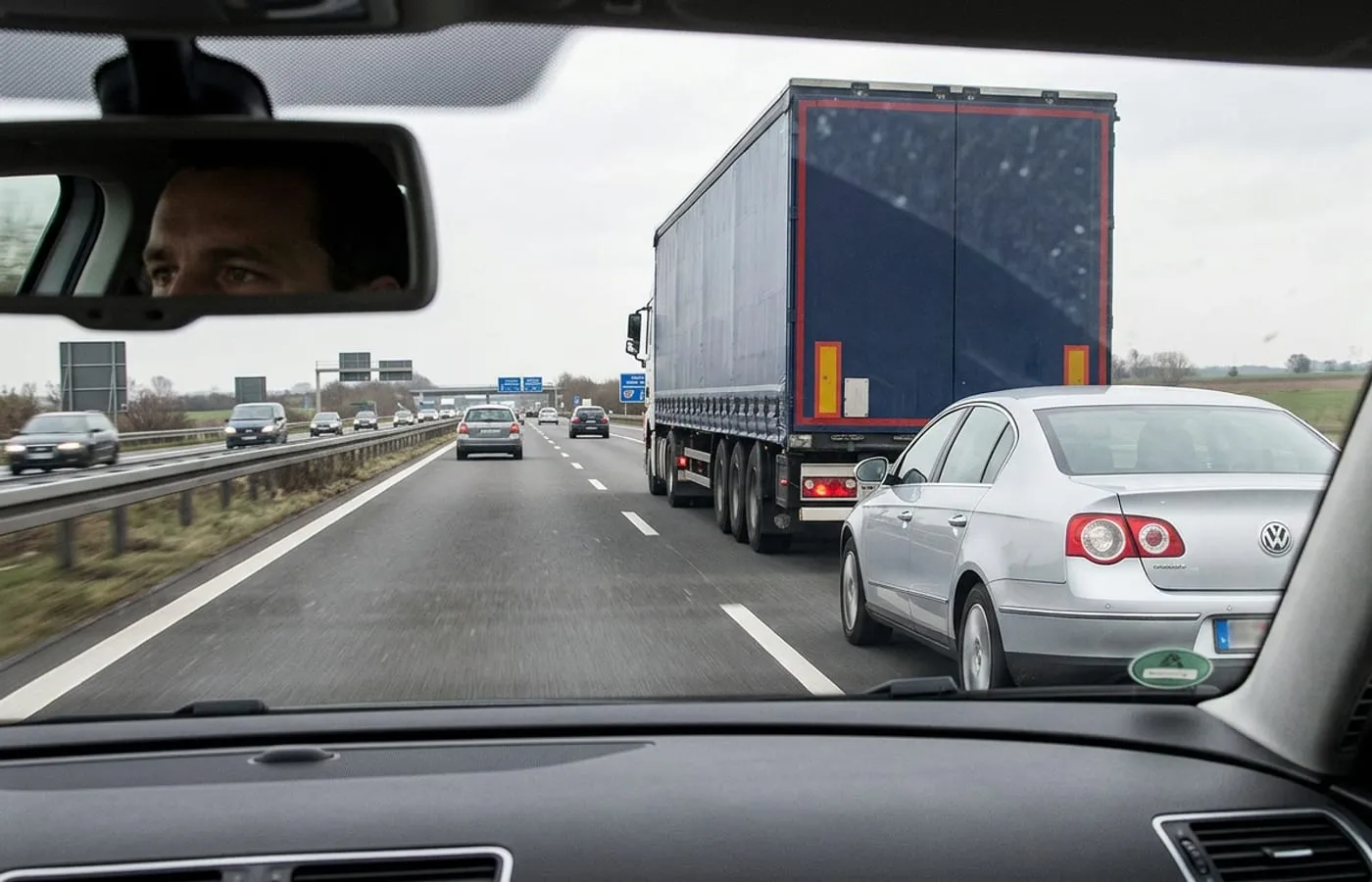 Odstęp na autostradzie: zasada połowy prędkości krok po kroku — ilustracja do artykułu LDKM.pl o bezpiecznym wyprzedzaniu